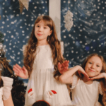 Melodie interpretată de copiii de la Cheia Sol, difuzată în mai multe magazine din țară